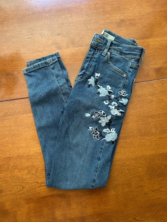 Topshop Denim - Topshop Floral Embroidered Jeans